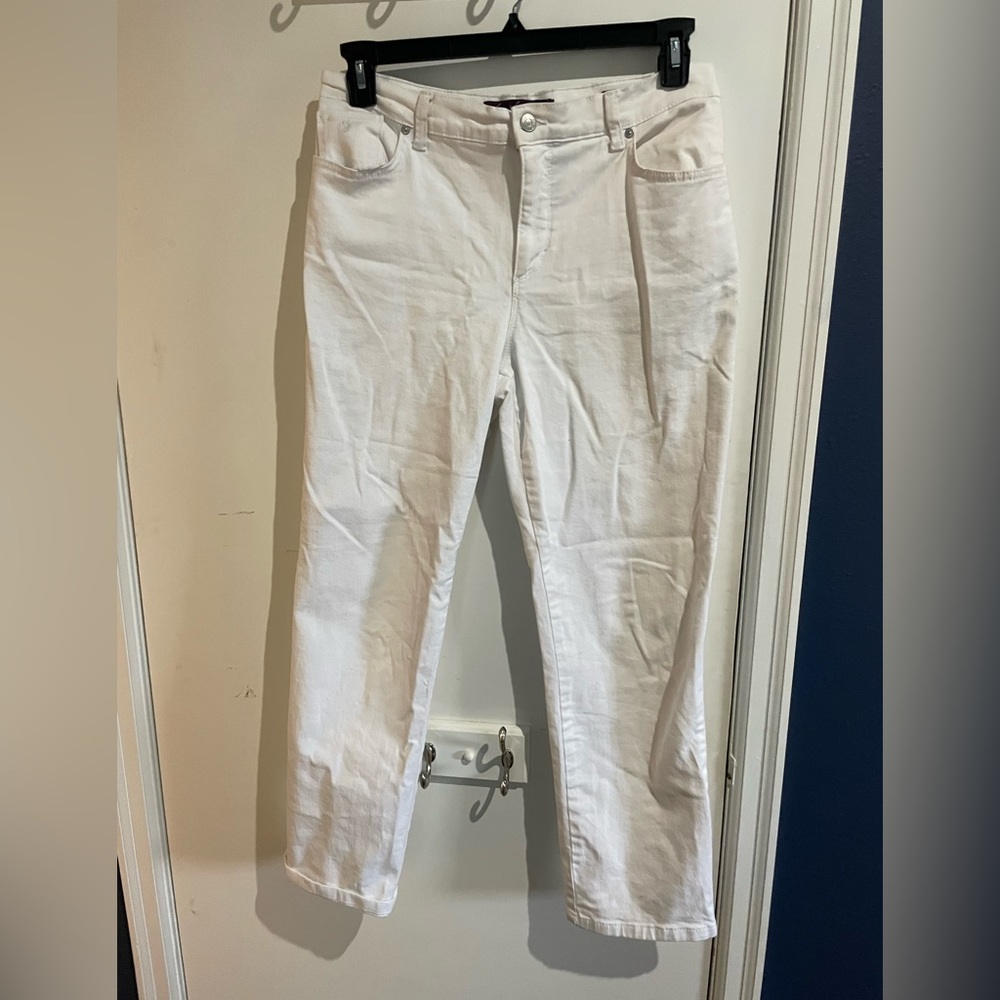 Women’s loose fitting white jeans!